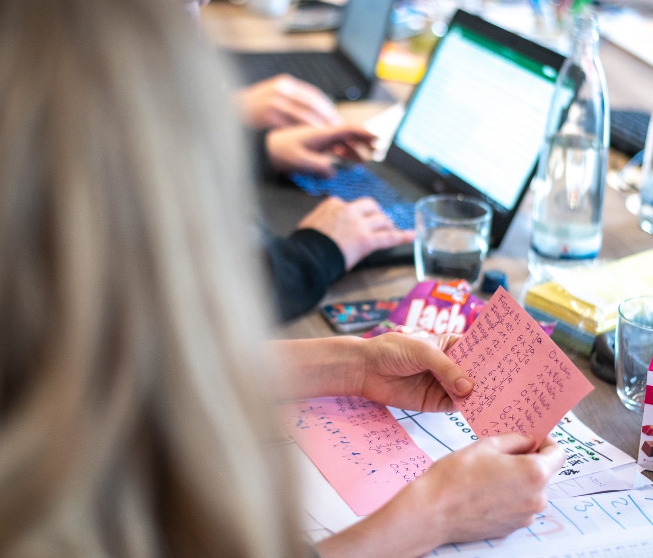 Vrouwen werken tijdens een burgerpanel